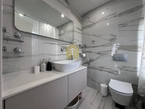 Moderne kupatilo sa mermernim pločicama, umivaonikom i wc šoljom. - image 17