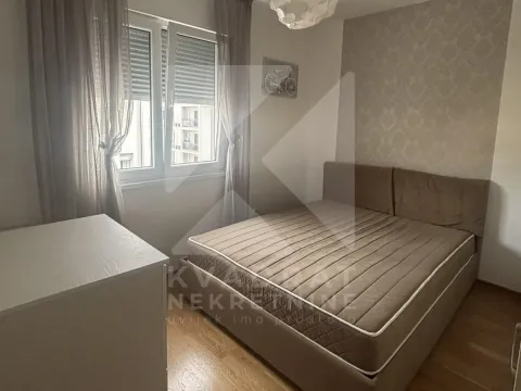 Namještena spavaća soba sa bračnim krevetom, prozorom i komodom. - image 7