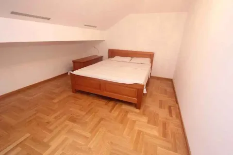 Jednostavna spavaća soba u potkrovlju sa drvenim krevetom i parketom. - image 21