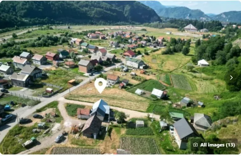 Pogled iz vazduha na kuću i okolno naselje.