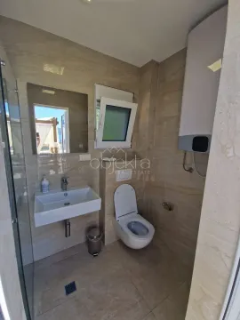 Kupatilo opremljeno tuš kabinom, umivaonikom, wc šoljom i bojlerom. - image 8