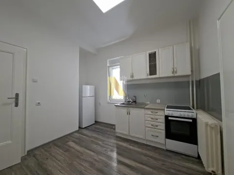 Manja svetla kuhinja sa belim elementima, šporetom i frižiderom. - image 8