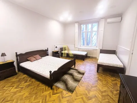 Prostrana spavaća soba sa bračnim krevetom i dva dodatna ležaja. - image 15