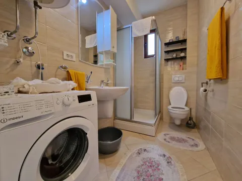 Kupatilo opremljeno tuš kabinom, WC šoljom, umivaonikom i veš mašinom. - image 20