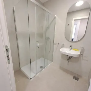 Moderno opremljeno kupatilo sa tuš kabinom i umivaonikom. - image 7