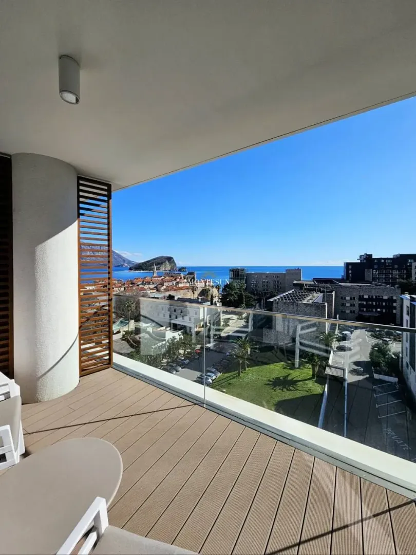 Terrace with a view of the city and the sea.