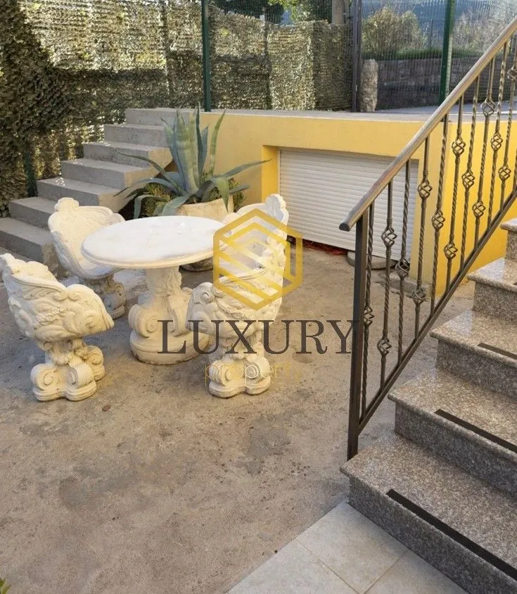 Izdavanje, kuća, 111m², Lastva Grbaljska, Kotor