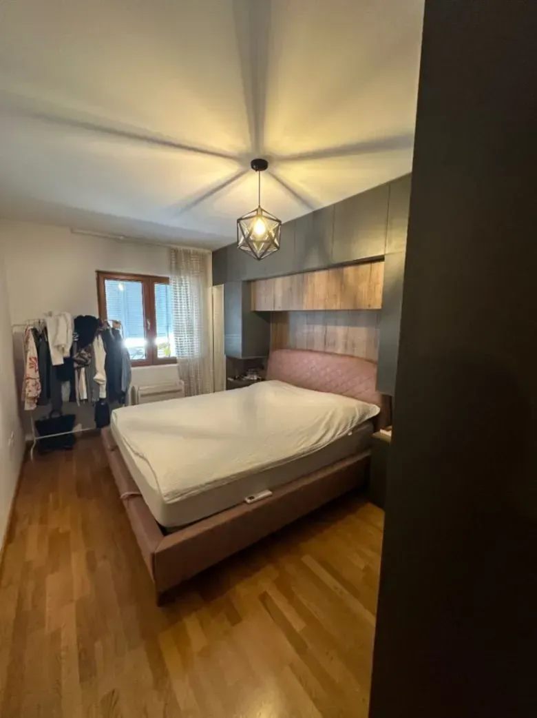 Spavaća soba sa bračnim krevetom i ugradnim ormarima.