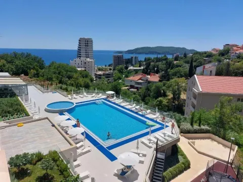 Pogled sa terase na bazen i more. - image 3
