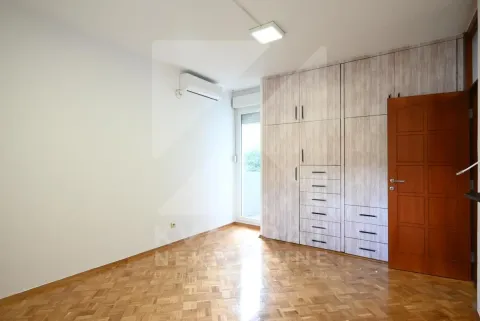 Empty room with built-in wardrobe, wooden parquet flooring, and air conditioning. - image 19