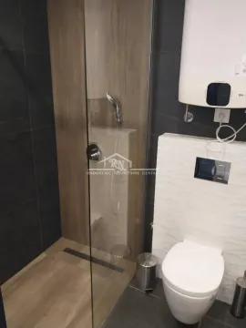 Moderno kupatilo sa tuš kabinom i ugradnom wc šoljom. - image 12