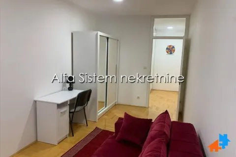 Manja dnevna soba sa kaučem, radnim stolom i plakarom. - image 9