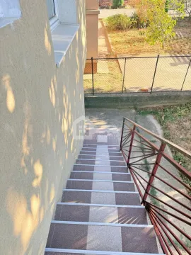 Spoljne stepenice koje vode prema dvorištu kuće. - image 15