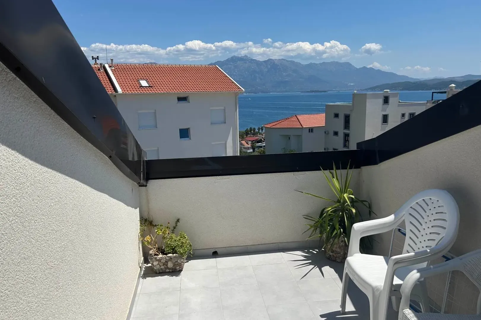 Izdavanje, dvosoban stan, 68m², Đenovići, Herceg Novi