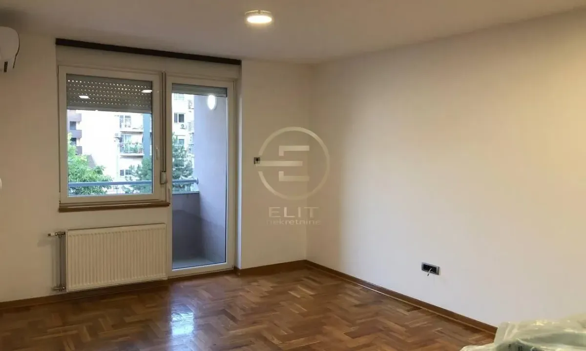 Izdavanje, poslovni prostor, 44m², Socijalno, Novi Sad Sve Podlokacije