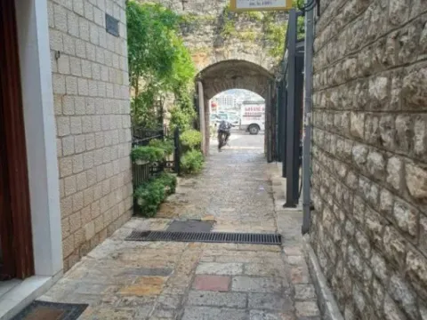 Izdavanje,  poslovni prostor, 10m2, Stari Grad, Budva