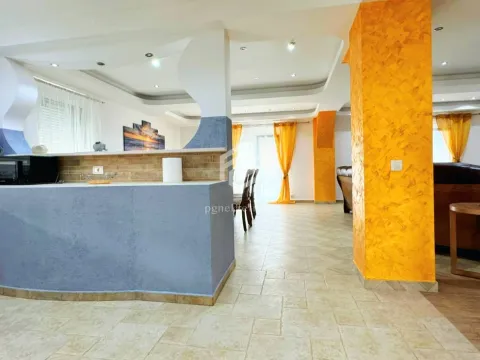 Rent, three bedroom apartment, 160m², Tivat, Crna Gora - image 10