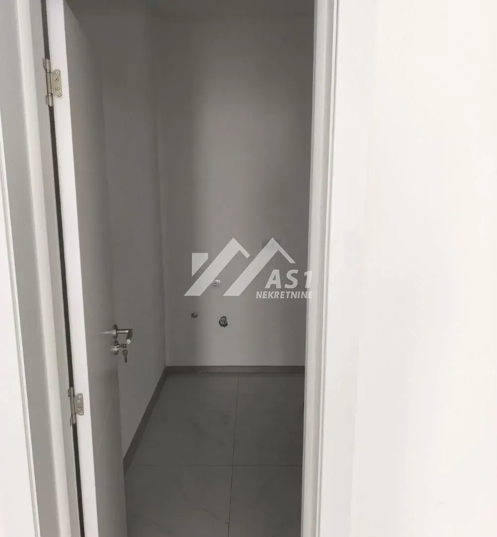 Rent, office space, 130m², Žabalj, Srbija