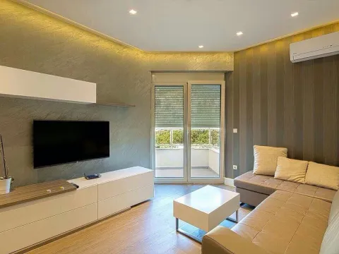Rent, one bedroom apartment, 44m², Budva, Crna Gora - image 2