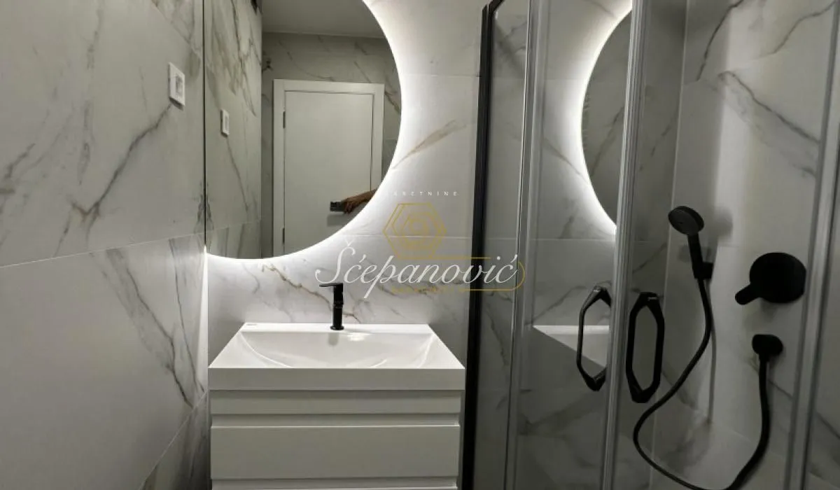 Prodaja, četvorosoban stan, 110m², Centar, Novi Sad