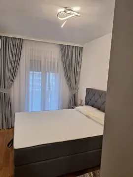 Svijetla spavaća soba sa modernim krevetom i sivim zavjesama. - image 8