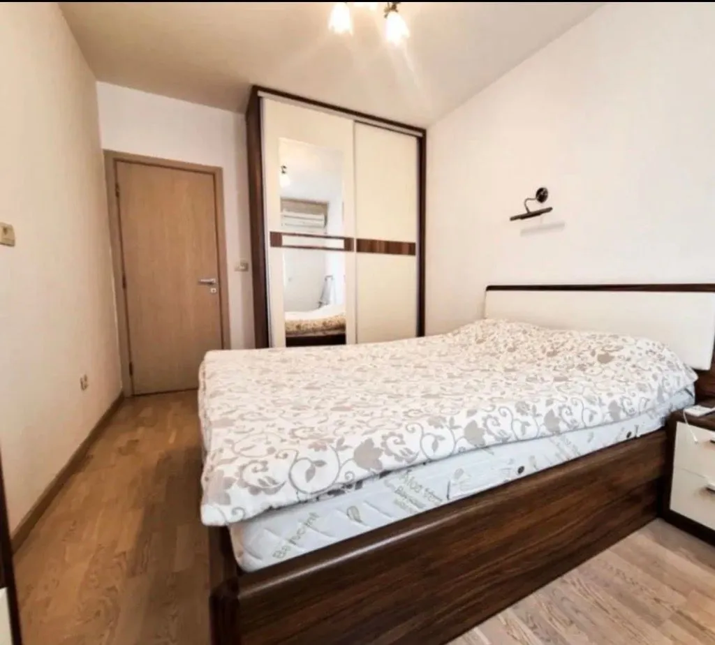 Furnished bedroom with a double bed and a built-in wardrobe.