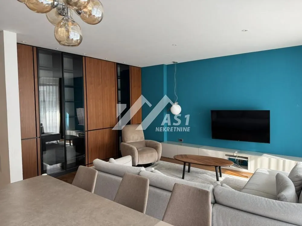 Izdavanje, četvorosoban stan, 136m², Centar, Novi Sad