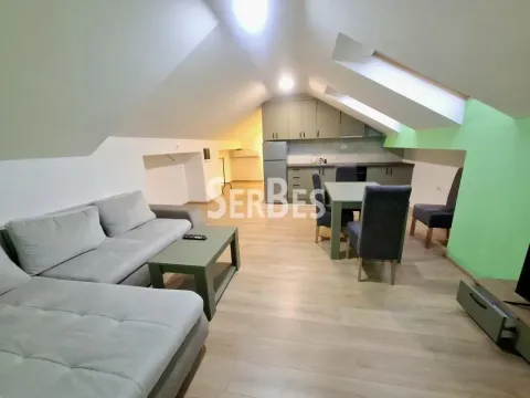Dnevna soba sa garniturom i trpezarijom u potkrovlju. - image 3