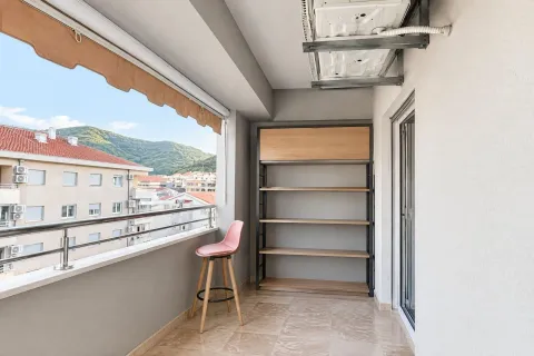 Natkriveni balkon sa policom, barskom stolicom i tendom. - image 12