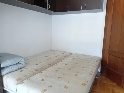 Manja spavaća soba sa dva spojena kreveta i zidnim elementima. - image 7