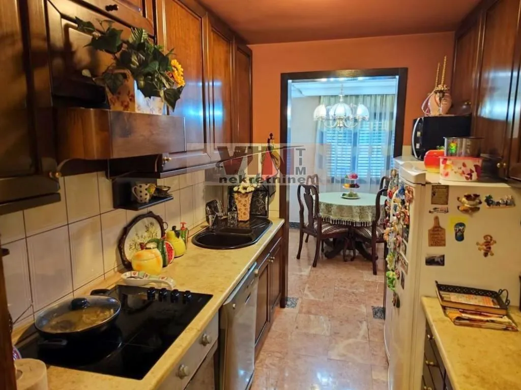 Prodaja, kuća, 415m², Sremska Mitrovica, Srbija