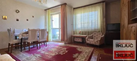 Dnevna soba sa trpezarijom i izlazom na balkon. - image 2