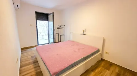 Spavaća soba sa bračnim krevetom i izlazom na terasu. - image 13