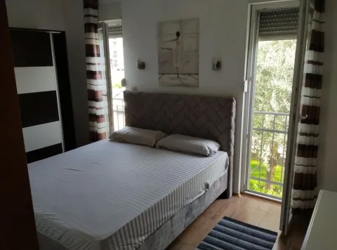 Svijetla spavaća soba sa bračnim krevetom i izlazom na balkon. - image 28