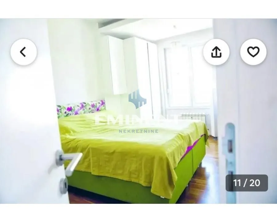 Pogled na spavaću sobu sa bračnim krevetom i ormarom.