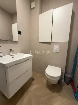 Modernly equipped bathroom with a washbasin and toilet. - image 10