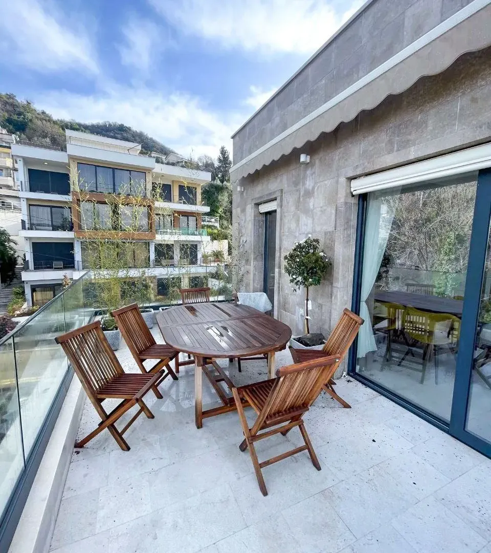 Izdavanje, dvosoban stan, 159m², Tivat, Crna Gora