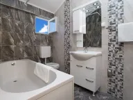 Izdavanje, kuća, 110m², Tivat, Crna Gora - image 7