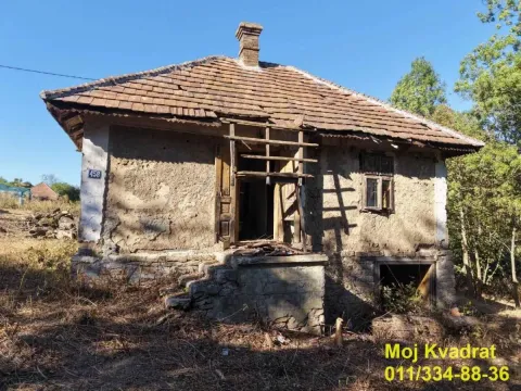 Pogled na fasadu stare trošne kuće sa krovom od crepa. - image 11