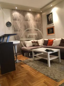 Dnevni boravak sa ugaonom garniturom, stočićem i parketom. - image 4