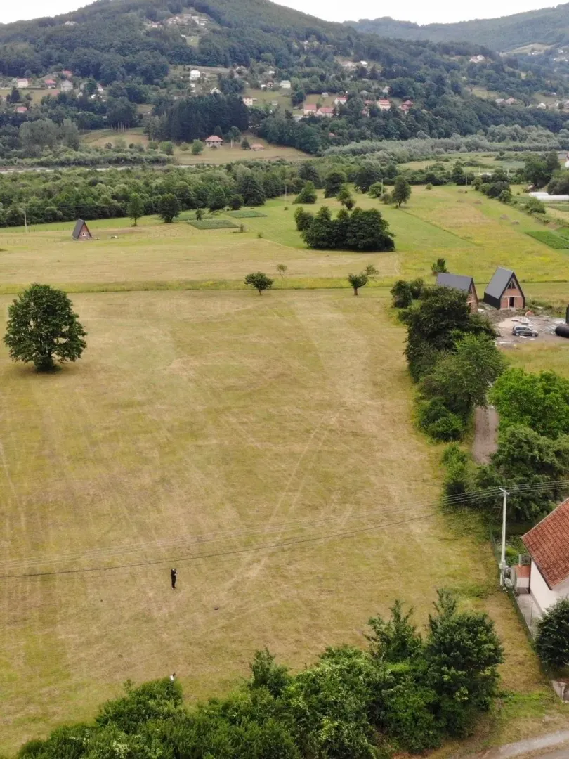 Pogled iz vazduha na prostrano zemljište sa zelenilom i okolinom.