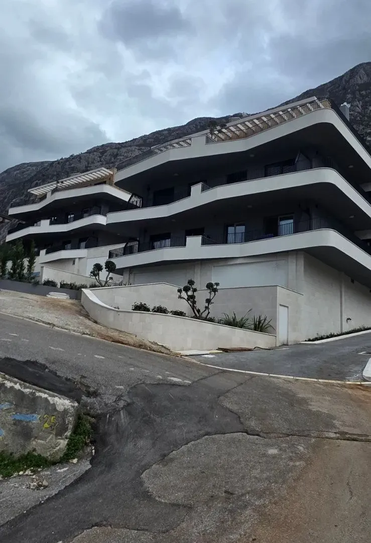 Prodaja, dvosoban stan, 51m², Dobrota, Kotor