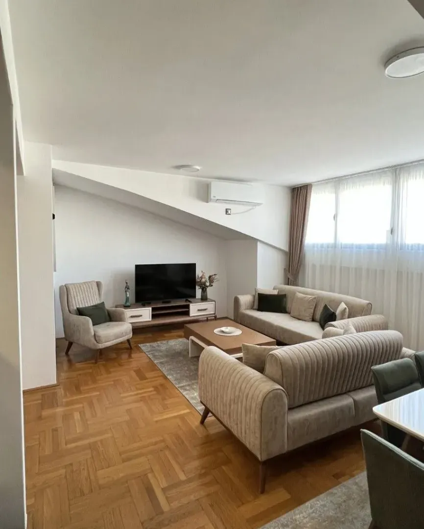 Izdavanje, dvosoban stan, 71m², Stari Aerodrom, Podgorica