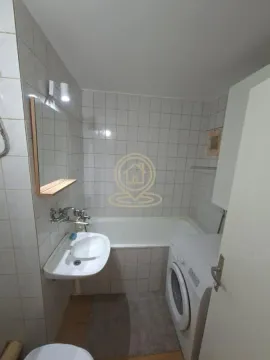 Manje kupatilo sa kadom, umivaonikom i veš mašinom. - image 9