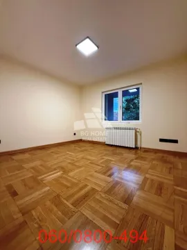 Prazna soba sa parketom i prozorom. - image 8