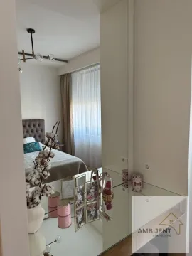 Pogled iz hodnika ka spavaćoj sobi sa krevetom i ogledalom. - image 8