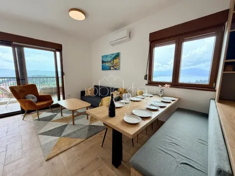 Living room with dining area and sea view. - image 6