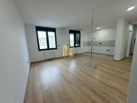 Prazna prostorija sa drvenim podom i prozorima. - image 2