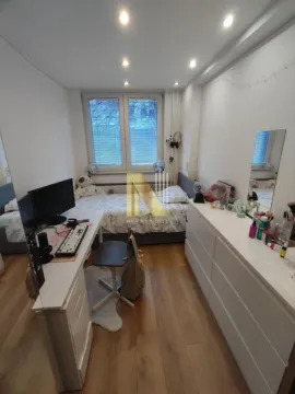Manja spavaća soba sa krevetom, radnim stolom i belom komodom. - image 14
