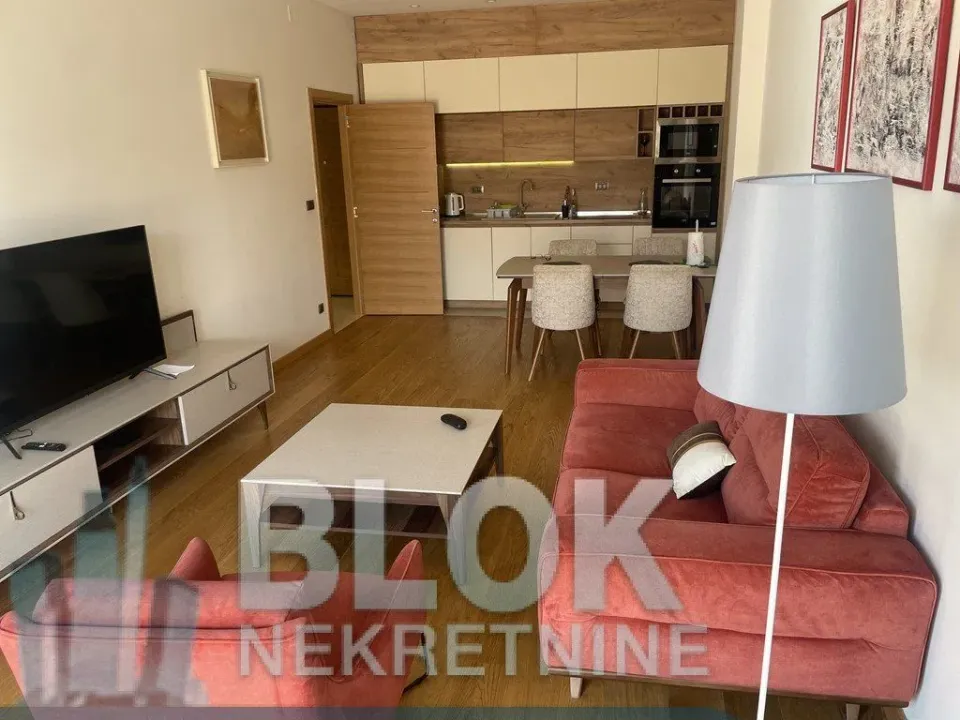 Izdavanje, dvosoban stan, 75m², Podgorica, Crna Gora